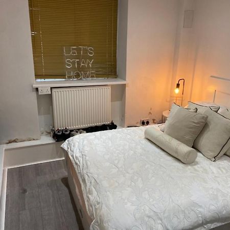 Central Private Double Bedroom In A 2Bedroom Apartment, Connected Via Underground, Overground And Many Bus Routes ロンドン エクステリア 写真