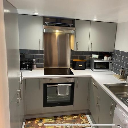 Central Private Double Bedroom In A 2Bedroom Apartment, Connected Via Underground, Overground And Many Bus Routes ロンドン エクステリア 写真