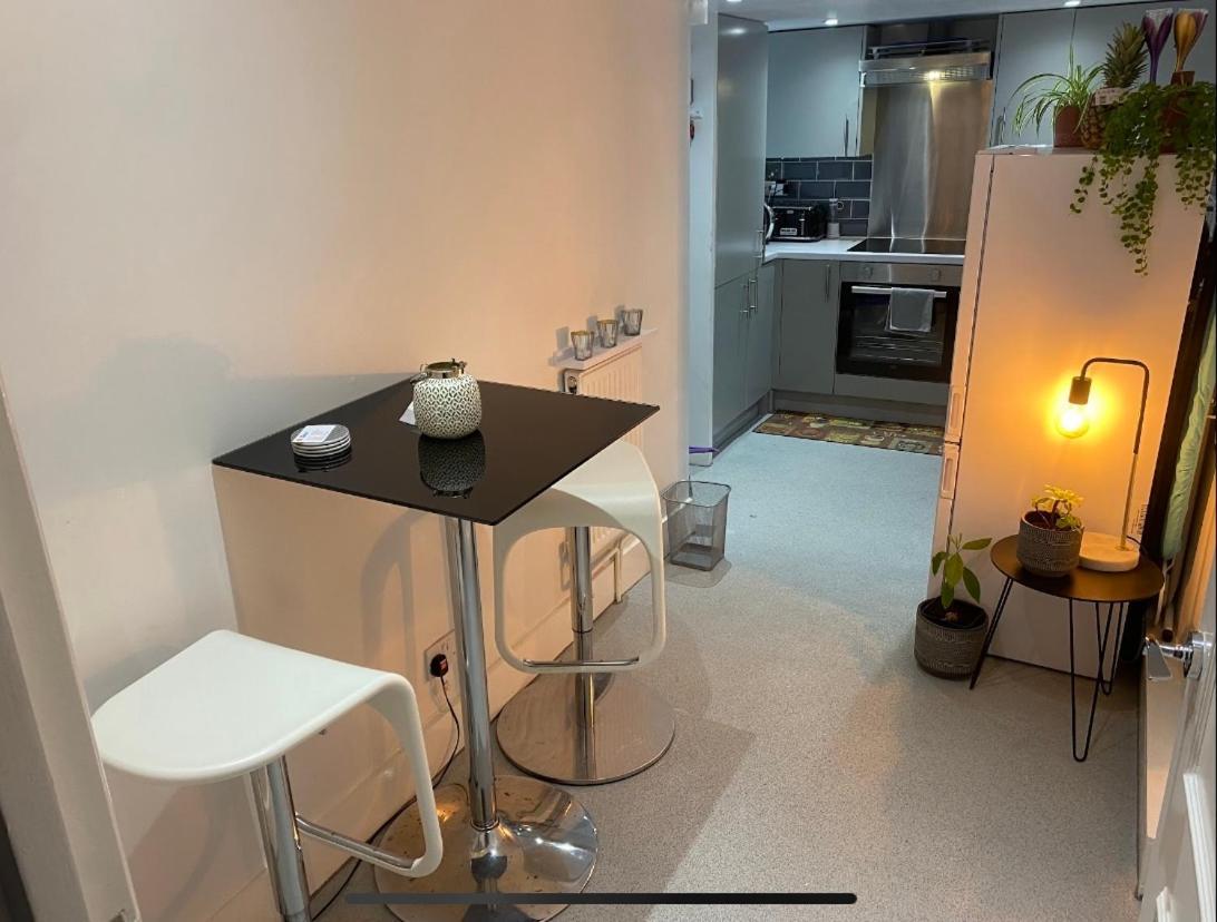 Central Private Double Bedroom In A 2Bedroom Apartment, Connected Via Underground, Overground And Many Bus Routes ロンドン エクステリア 写真
