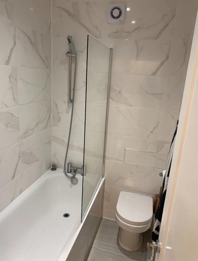 Central Private Double Bedroom In A 2Bedroom Apartment, Connected Via Underground, Overground And Many Bus Routes ロンドン エクステリア 写真