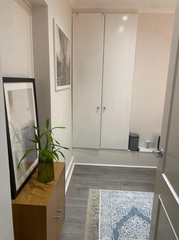 Central Private Double Bedroom In A 2Bedroom Apartment, Connected Via Underground, Overground And Many Bus Routes ロンドン エクステリア 写真