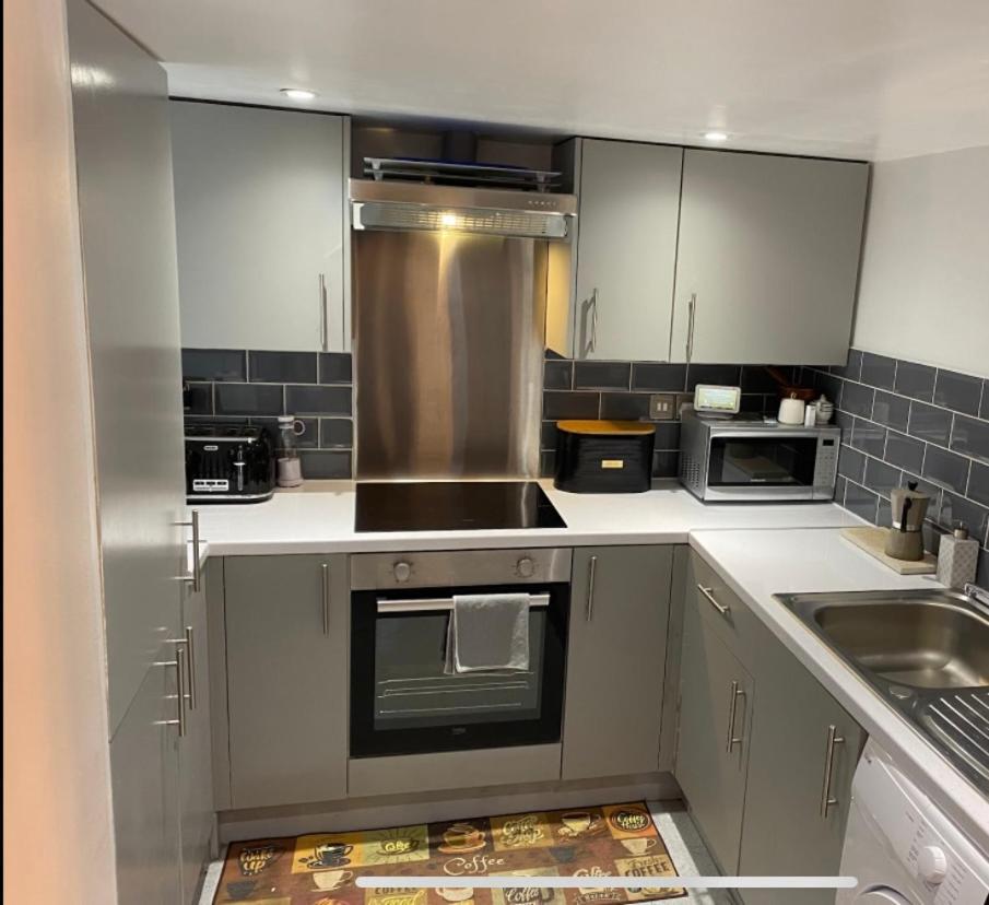 Central Private Double Bedroom In A 2Bedroom Apartment, Connected Via Underground, Overground And Many Bus Routes ロンドン エクステリア 写真