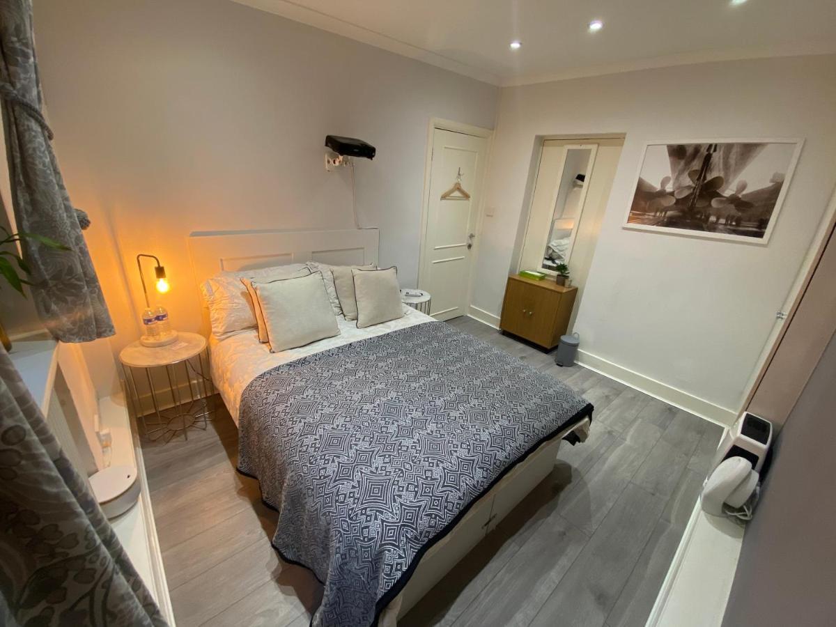Central Private Double Bedroom In A 2Bedroom Apartment, Connected Via Underground, Overground And Many Bus Routes ロンドン エクステリア 写真